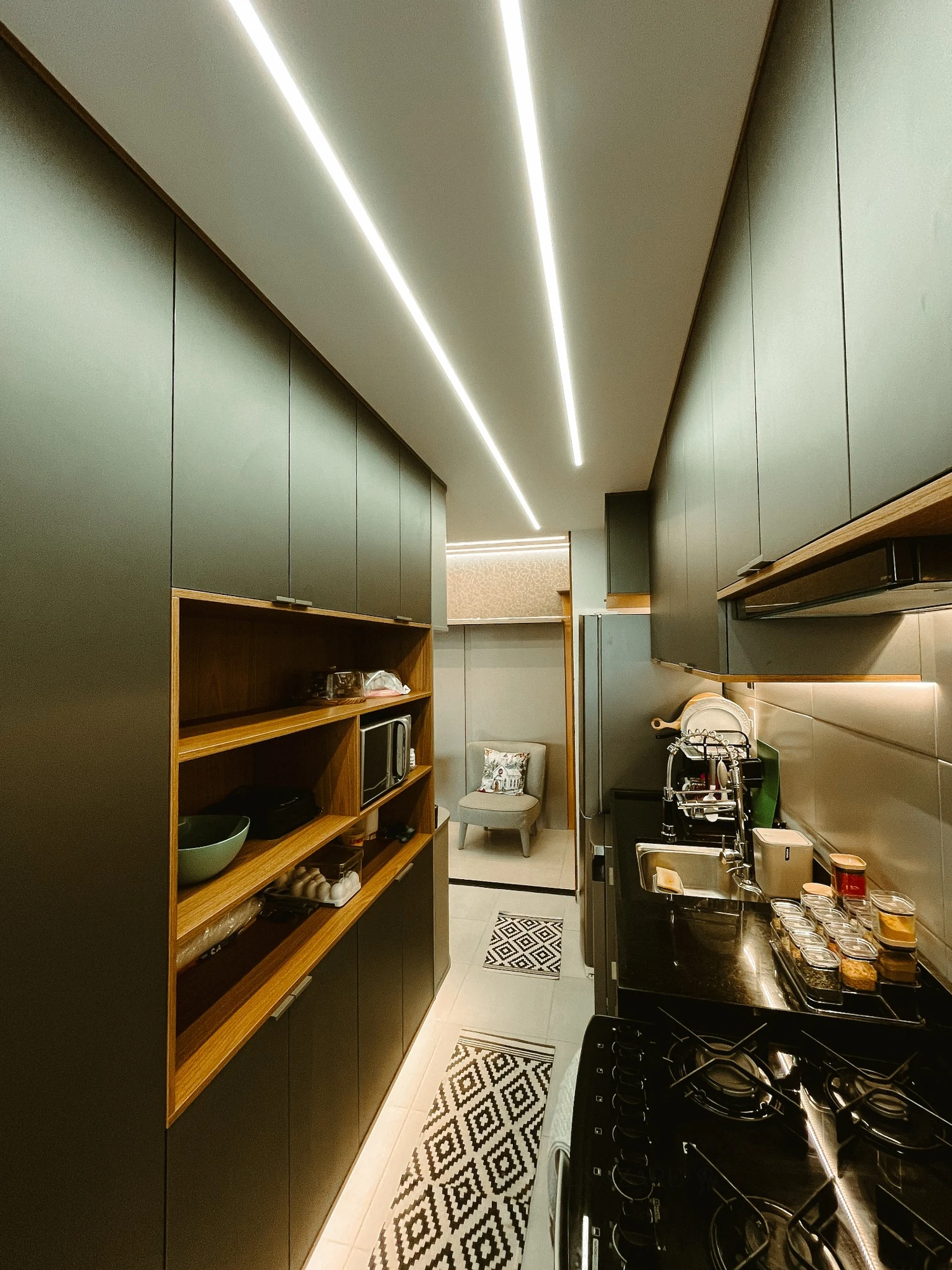 Cozinha planejada com mármore e vidro