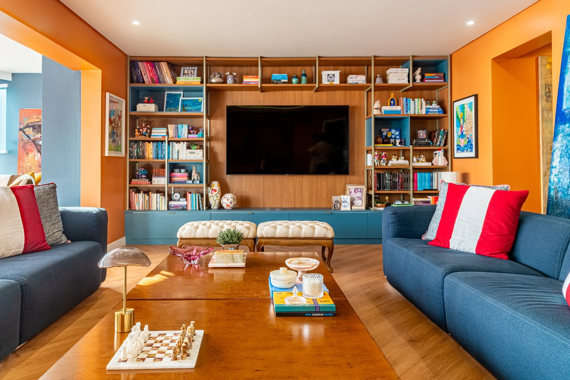 Sala de estar planejada com painel de TV